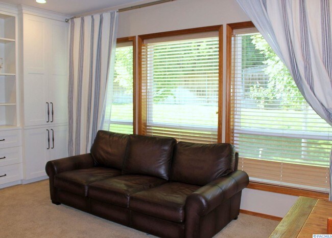 Building Photo - Gorgeous 5 bed rental in S Rich Cul de Sac