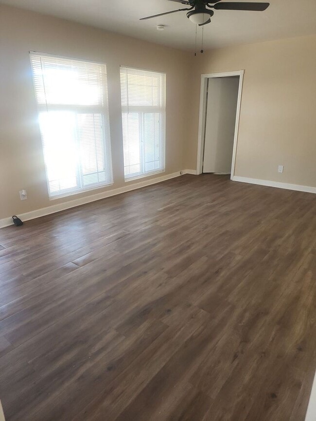 Building Photo - Lovely property in Bakersfield – 10 Minute...