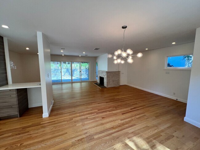 Building Photo - BEAUTIFUL FOUR BEDROOM THREE  BATH GREENBR...