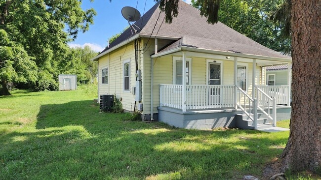 Building Photo - 743 Rosedale Ave