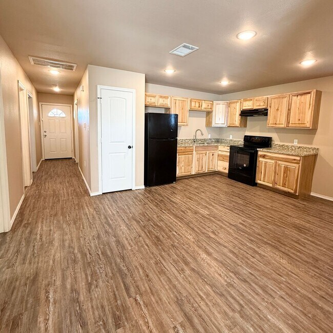Building Photo - Move In Special 1/2 Off First Full Months ...