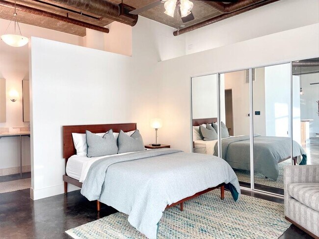 Foto del edificio - 311 W 5th St