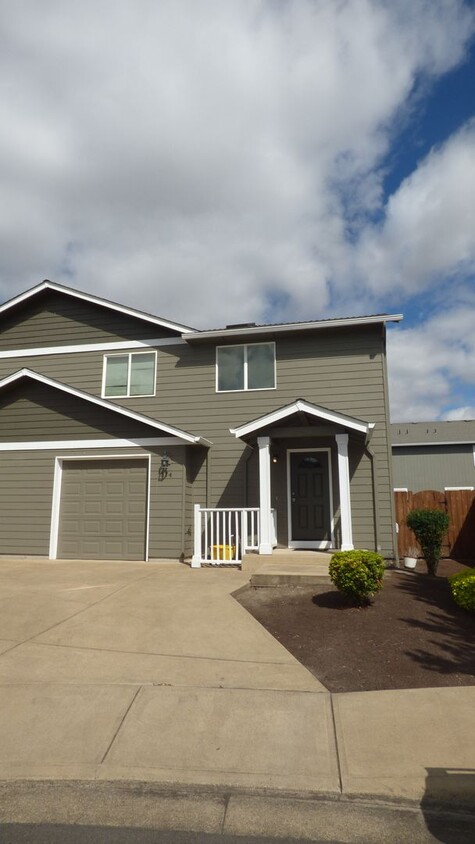 Foto principal - 372-374 Tracy Court Monmouth, OR 97361