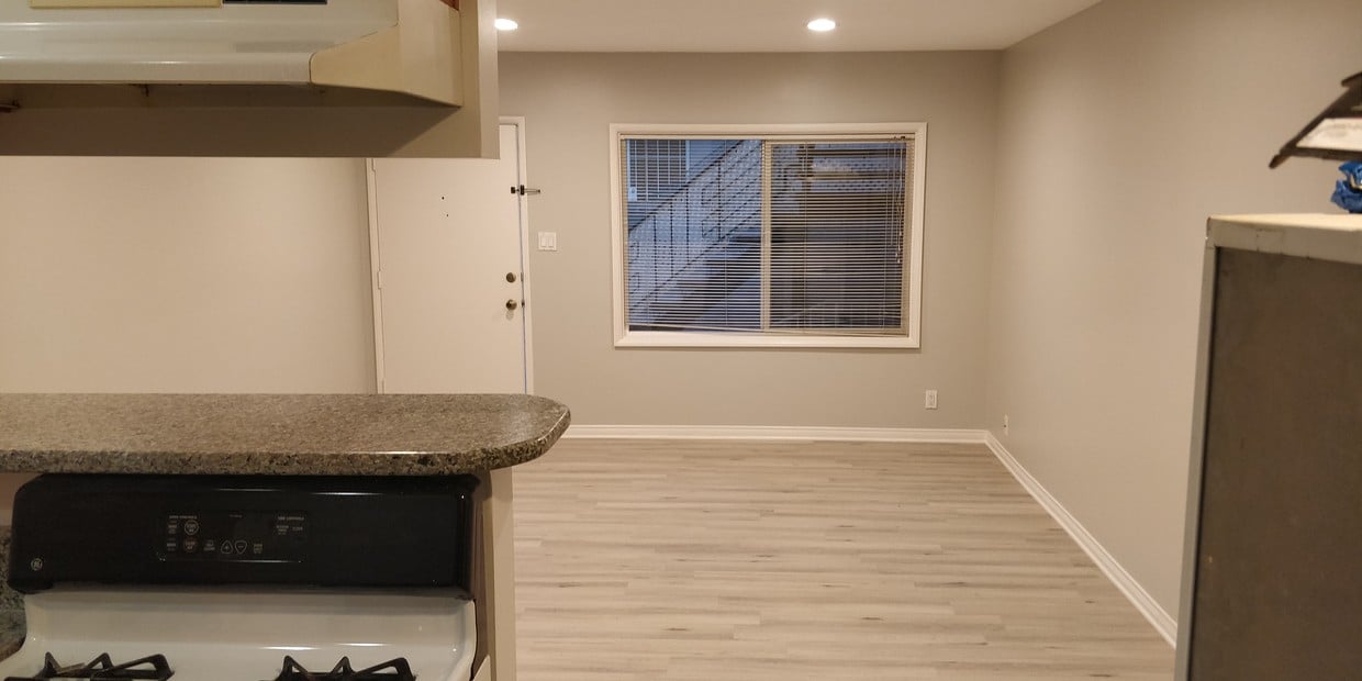 Spacious living room - 8051 Lincoln Blvd
