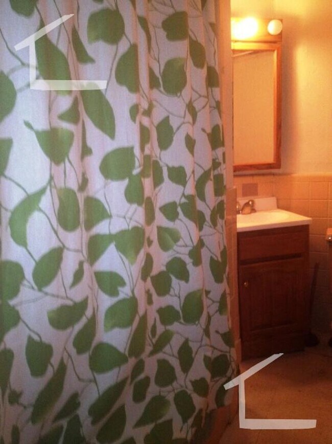 Foto del edificio - Large Unit in Cleveland Circle/Reservoir. ...