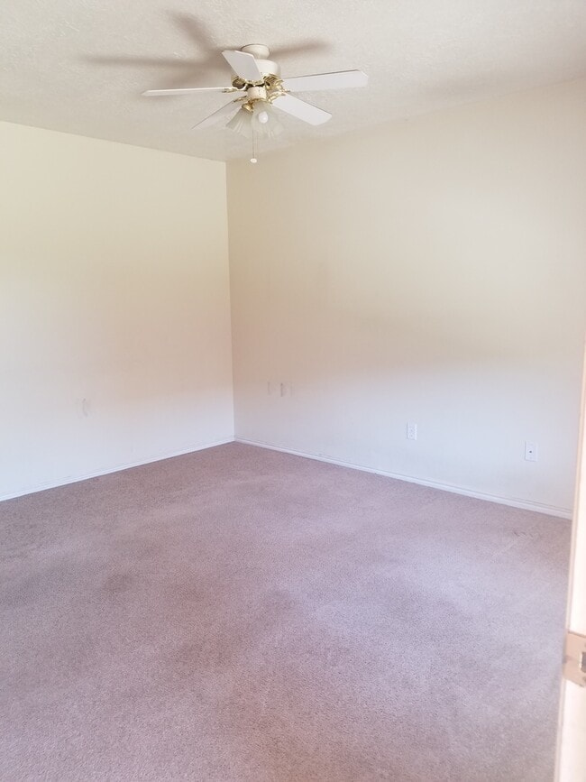 Building Photo - 3 Bed/2 Bath End Unit