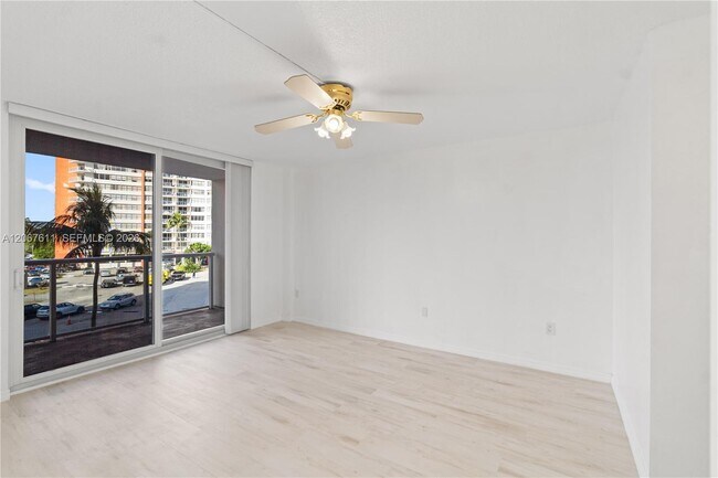 Foto del edificio - 1351 NE Miami Gardens Dr