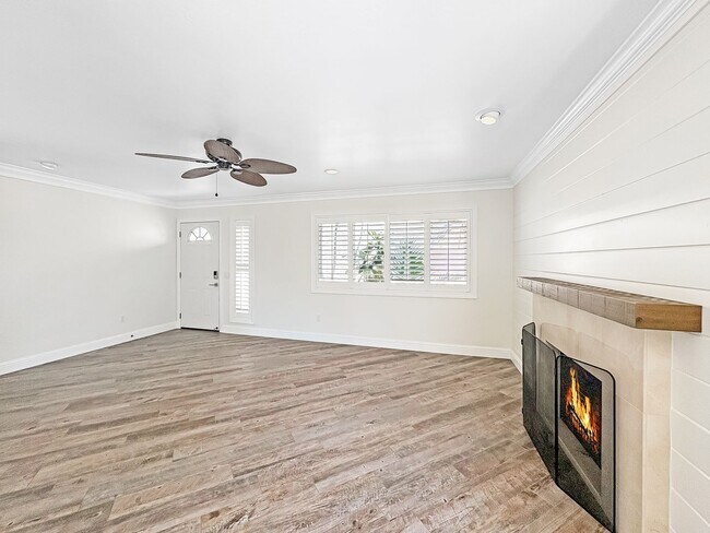 Building Photo - 3B/2BA with Private Patio & Atrium in Ocea...