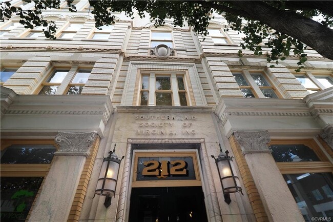 Building Photo - 212 E Clay St