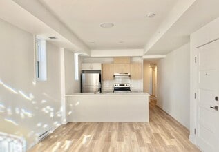 Building Photo - 2693 Bd Pie-IX