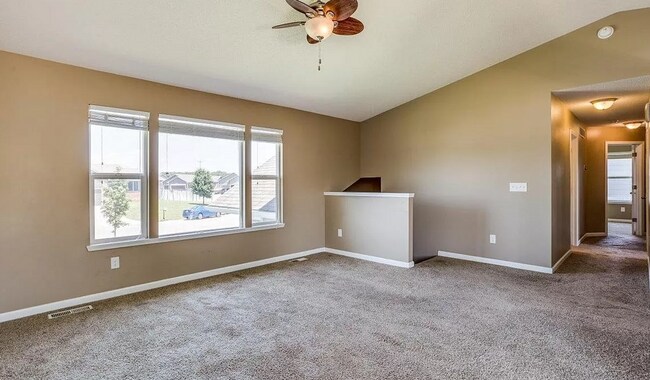 Building Photo - RECENTLY REDUCED! Stunning 5 Bed 3 Bath!