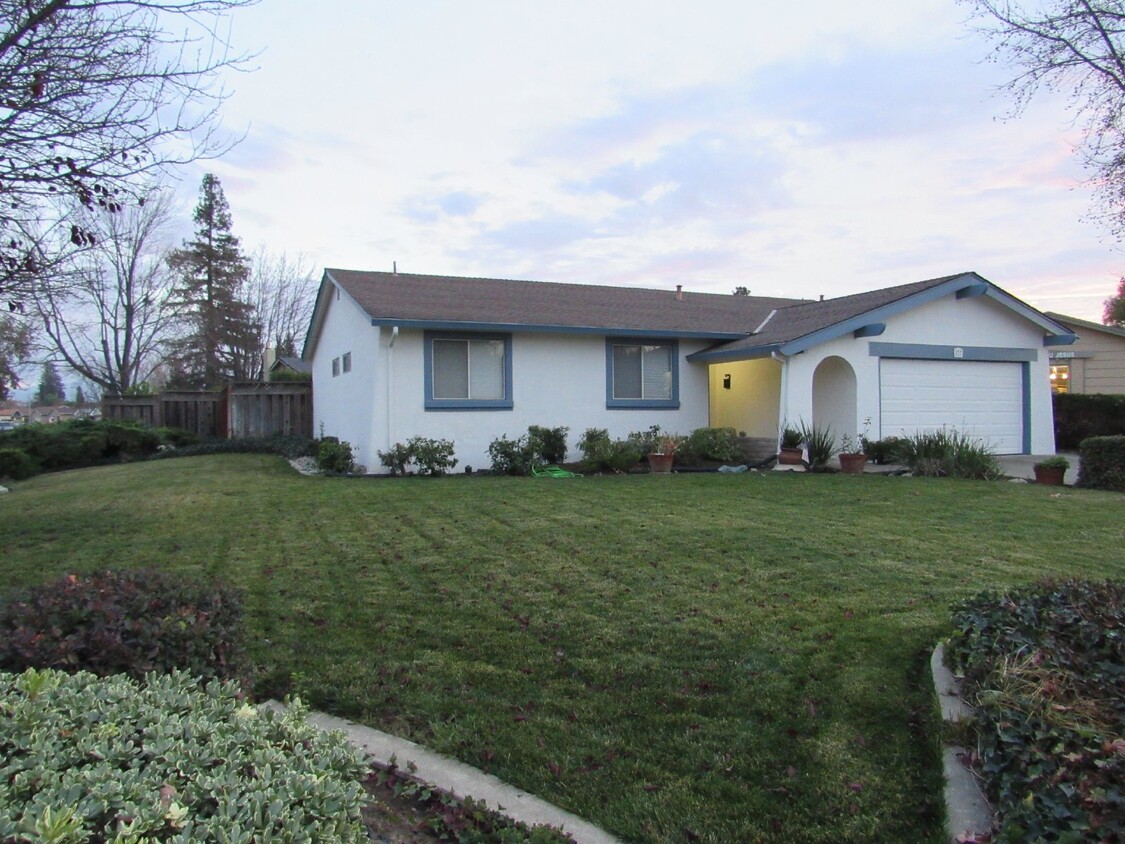 Foto principal - Charming 3 Bed/2 Bath West Livermore Home ...