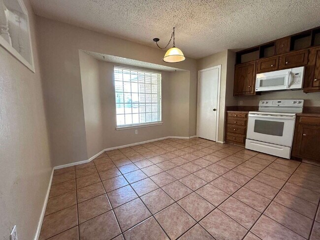 Building Photo - Welcome to this charming 3-bedroom, 2-bathroom home located in Lubbock, TX!