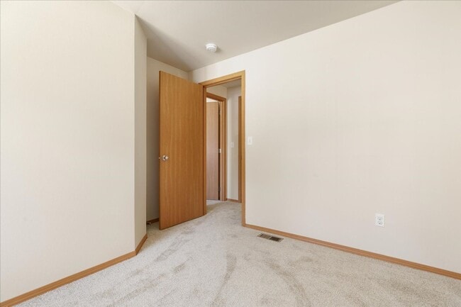 Building Photo - Beautiful Spacious 4 Bedroom 2.75 Bathroom...