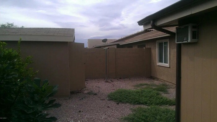 Building Photo - Rent to own 3 bedrooms 2 bathrooms NO HOA!...