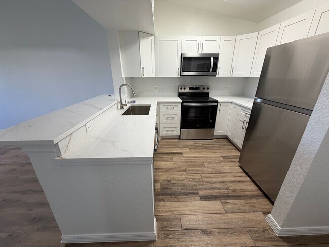 Foto del edificio - ANNUAL RENTAL - KEY ROYAL CONDO -THIRD FLOOR- 2 BED-1 BATH