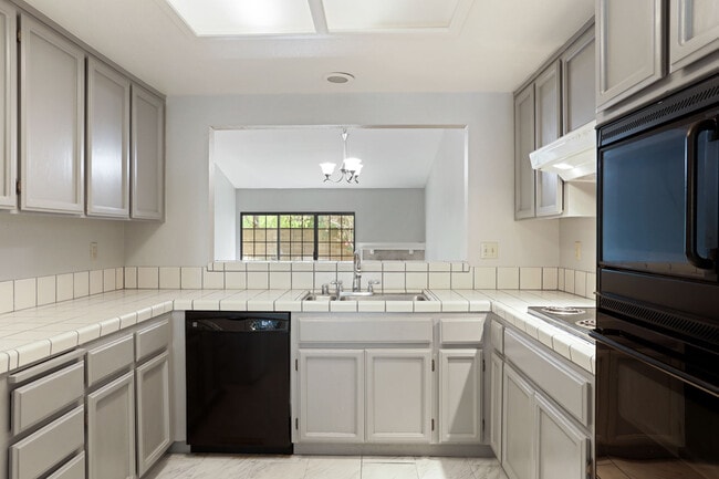Building Photo - 562 La Corso Dr