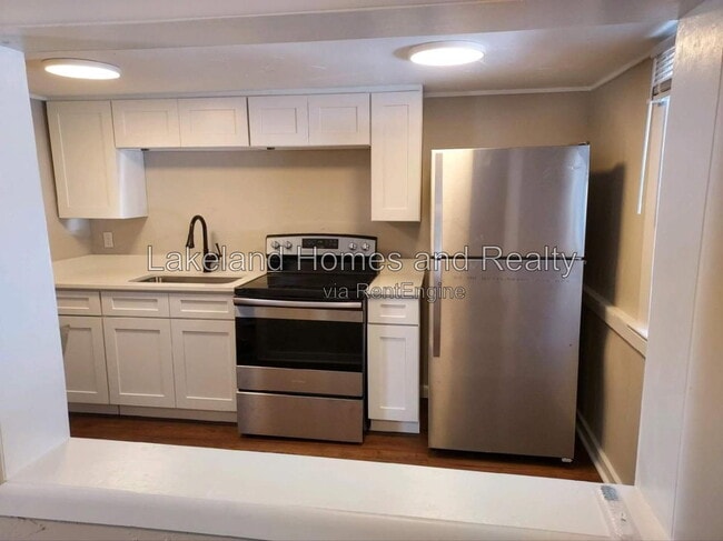 Building Photo - 906 Vistabula St