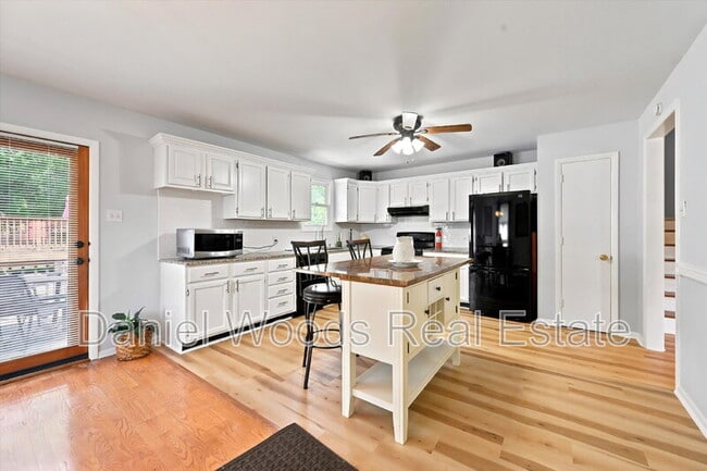 Building Photo - 409 Dutton St