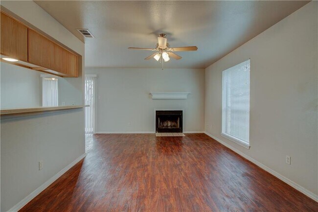 Building Photo - 2211 Creekside Ln