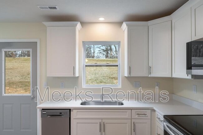 Building Photo - 15 Cottage Ln