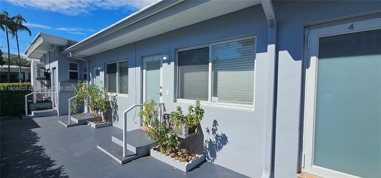 Foto principal - 8035 Byron Ave