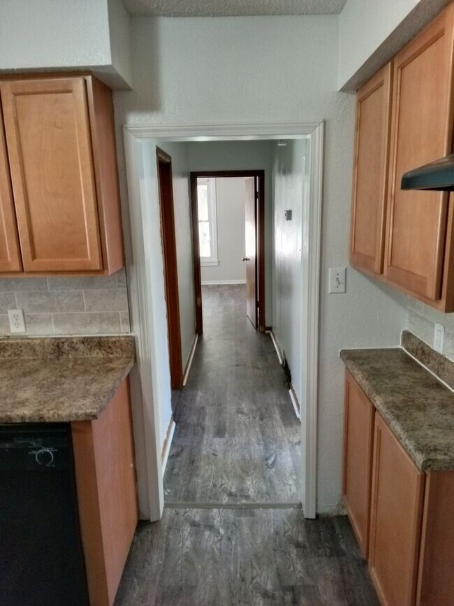 Foto del edificio - 2 Bed 1 Bath Bungalow home right by Arkans...