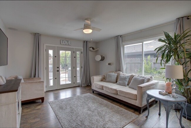 Building Photo - Charming 3 Bedroom 2 Bath House