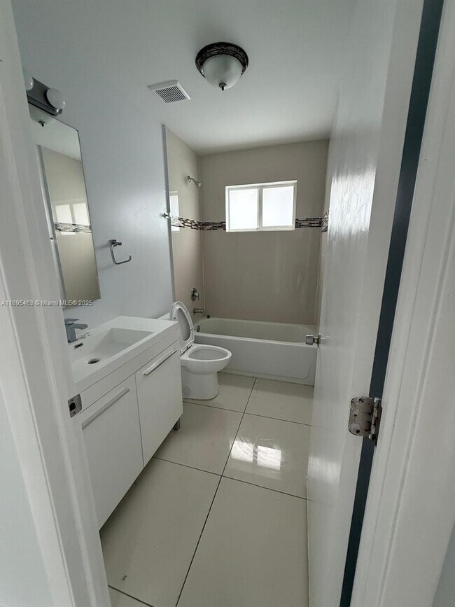 Foto del edificio - 2121 NW 72nd St