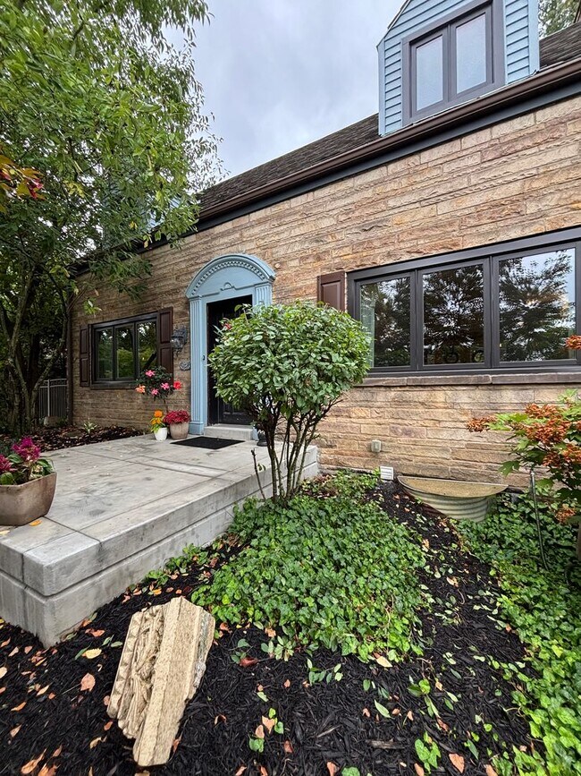 Foto del edificio - Beautiful 4 Bedroom Home In Mt. Lebanon!