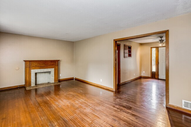 Building Photo - 2 bedroom home - SE Wichita