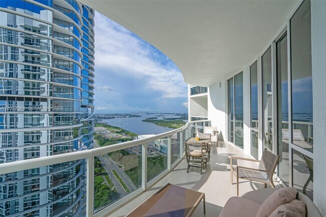 Foto del edificio - 15811 Collins Ave