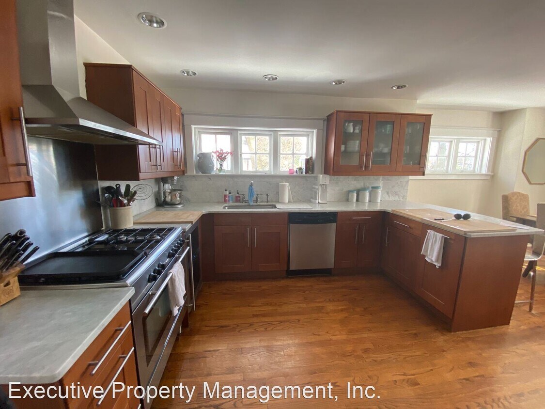 Foto principal - 4 br, 2 bath House - 225 W Wayne Ave.
