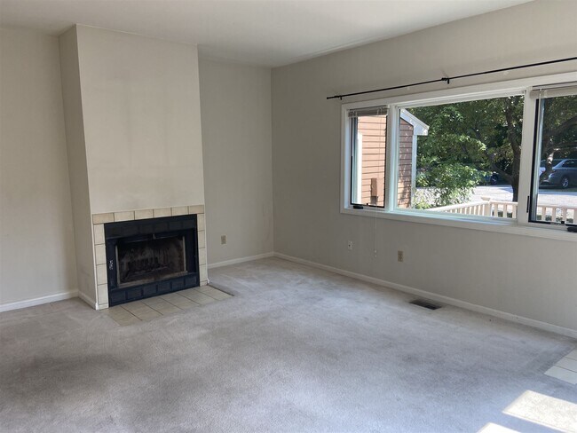 Building Photo - 102 Spinnaker Way