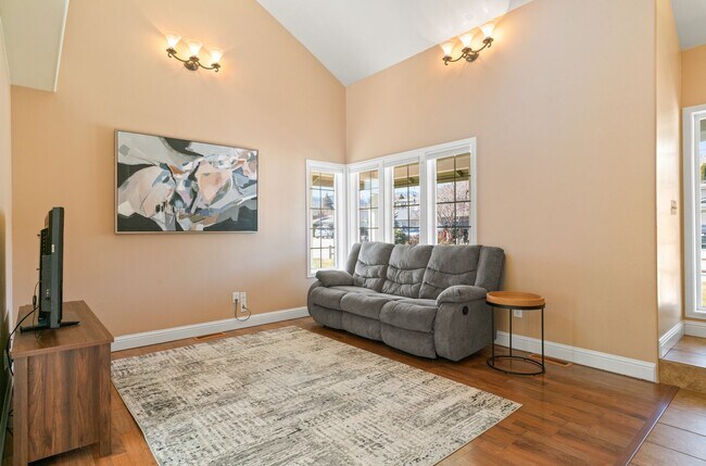 Building Photo - Beautiful 3 Bedroom 2.5 bath home with 2 c...