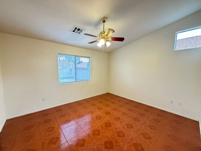 Foto del edificio - First Show: The first open showing is on 4/21 at 4PM. Please be prompt. We will be processing any...