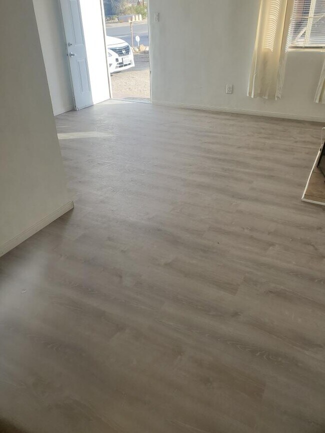 Suelo laminado nuevo en la sala de estar y el dormitorio. - 6432 Smoketree Ave
