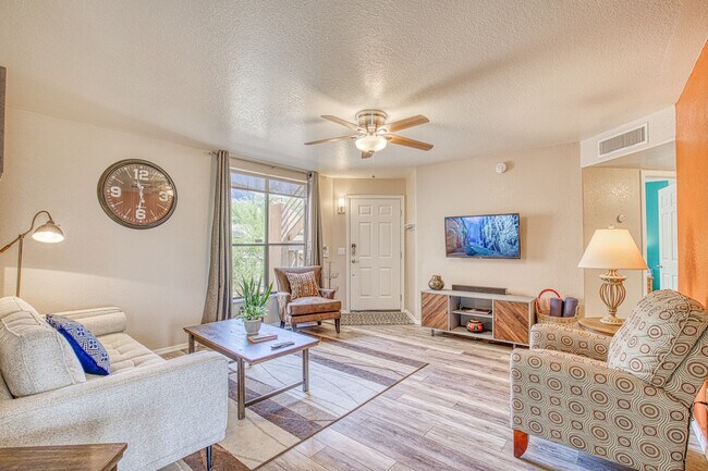 Foto del edificio - 6655 N Canyon Crest Dr