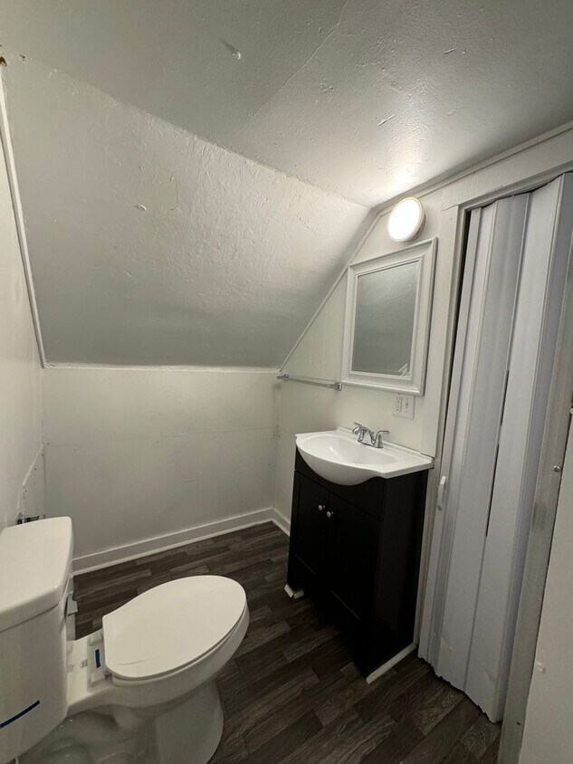 Building Photo - 1 bedroom 1 bath studio with utilities inc...