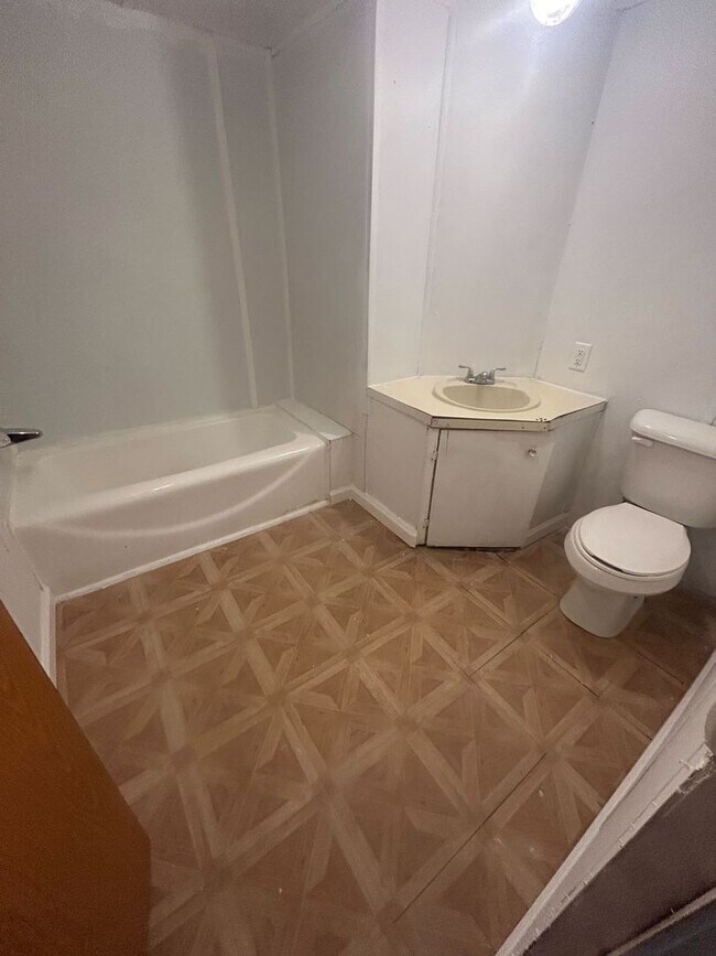 Building Photo - Rent this 2 Bedroom 1 Bath home in Gaston!
