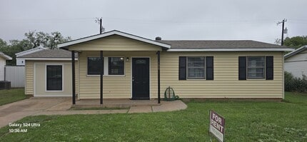 Building Photo - 108 W Garden Dr