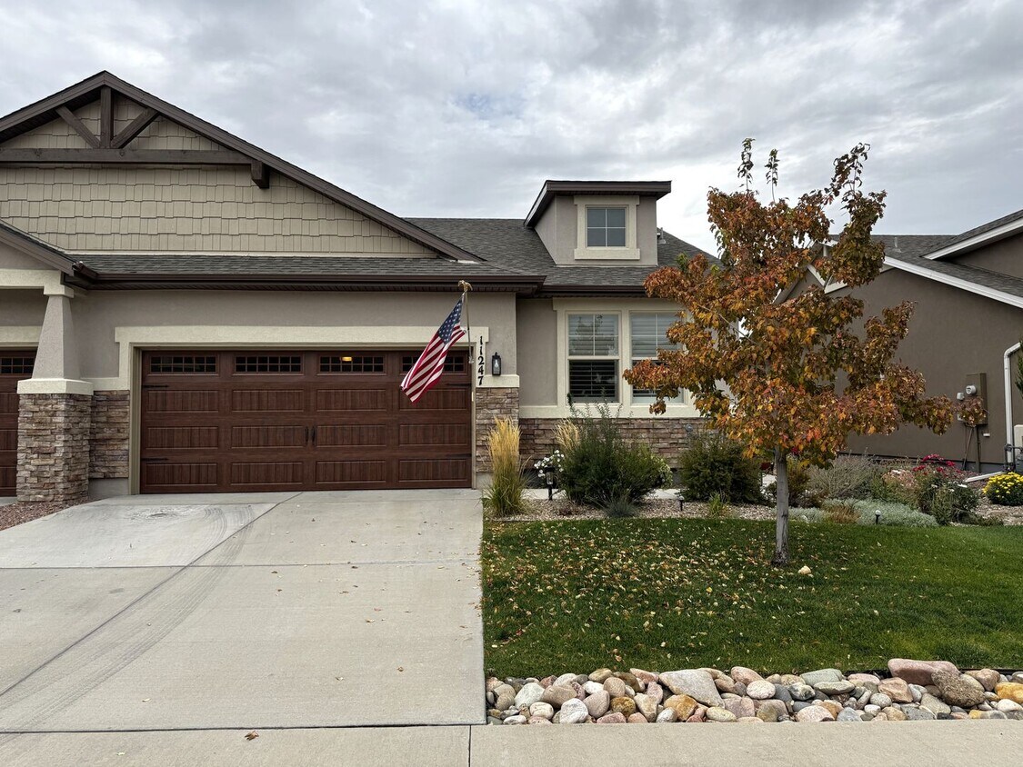 Foto principal - Stunning 3 Bedroom Patio Home Located in N...