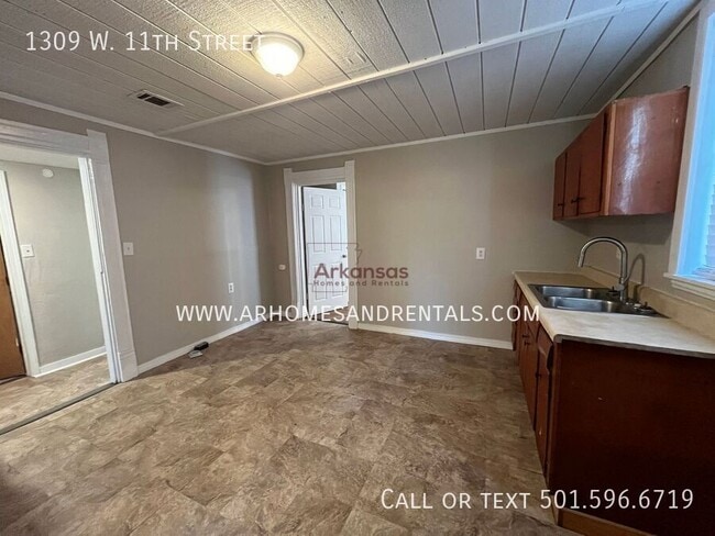 Building Photo - 1309 W 11th St