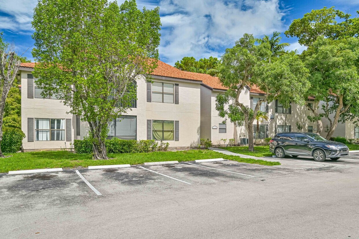 Primary Photo - ** 2 Bed 2 Bath Condo ~ Central Naples ~ M...