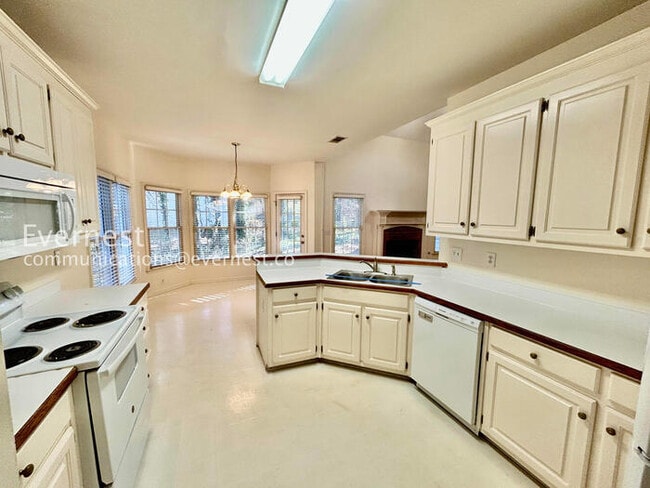 Building Photo - 1660 Cheshire Ct NW