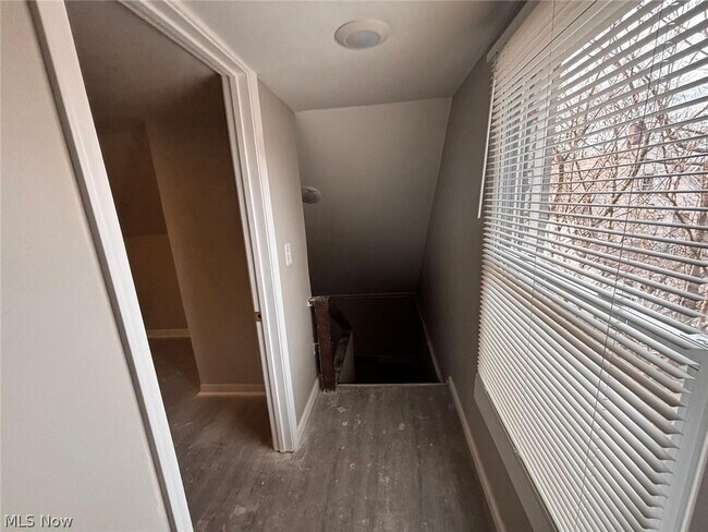 Foto del edificio - 7411 Cornelia Ave