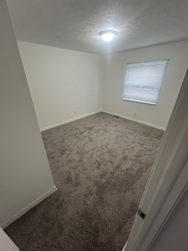 Foto del edificio - 33170 Aurora Rd