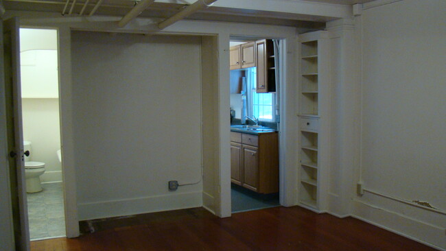 Building Photo - 300 NE Maple St