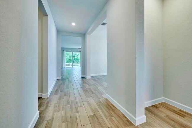Building Photo - 6035 Sequoia Cir
