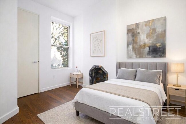 Foto del edificio - 3 BED 1.5 Bath in Bed Stuy
